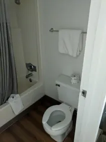 Travelodge by Wyndham Fayetteville - Bathroom