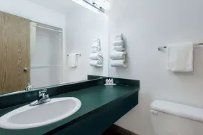 Super 8 by Wyndham Morden - Baño