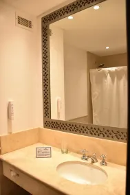 Howard Johnson Pilar Resort Spa & Convention Center - Bathroom