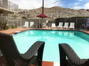 Hilltop Inn & Suites - Piscine