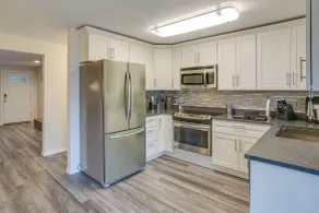 Modern Puyallup Townhome w/ Backyard & Fireplace - Interior