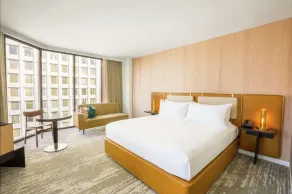 C. Baldwin, Curio Collection by Hilton - Chambre
