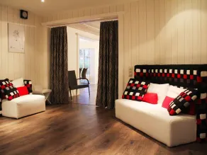 Ferienhaus Villa EMG Celle nah Hannover mit Pool, Kamin, Garten, Teich, Wald, Partyraum für Familien Gruppen bis 22 Personen - Room