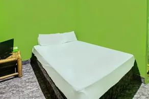 Hotel O Ashooy HomestayNearWisata Desa sedau - Værelse