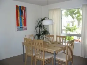 Estoril on Moffat - In-room dining