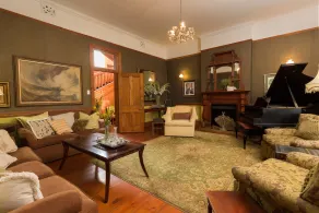 Royston Hall Historical Guesthouse - Sitzecke in der Lobby