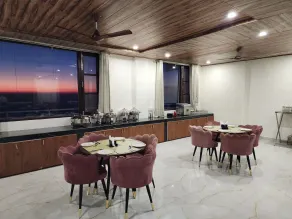 Him Hilton Luxury Hotel - Restaurant