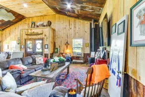 BBQ Ready: Farm-style Kinston Hideaway w/ Pool - Innenbereich