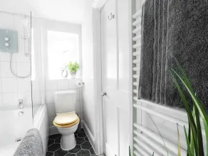 Central Stamford Townhouse With Parking - Bathroom