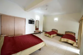 Karna Lake Tourist Resort - Zimmer