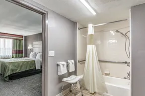 Quality Inn I-10 East near Frost Bank Center - Bathroom