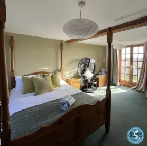 The White Horse - Room