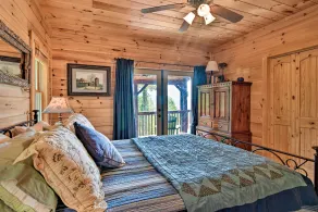 Cabin w/ BBQ + Games - Walk to Blue Ridge Parkway! - Intérieur