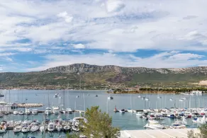 Akademis - Fit Split - View from room