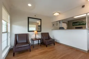 HomeTowne Studios by Red Roof Atlanta - Norcross South - Sitteområde i lobbyen