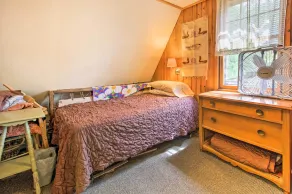 Boat Dock & Beach: Charming Stop Island Cabin - Innvendig