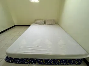 OYO Life  92982 Kost Berkah Ibu - Chambre