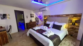 Loveroom La Garçonn'Hyères - Chambre