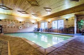 Comfort Suites Salina South - Pool