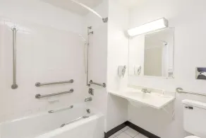 Super 8 by Wyndham Bloomington Normal - Salle de bain