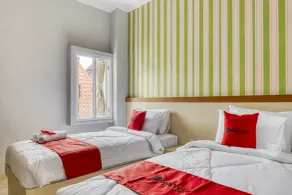 RedDoorz near Sindu Kusuma Edupark 2 - Værelse