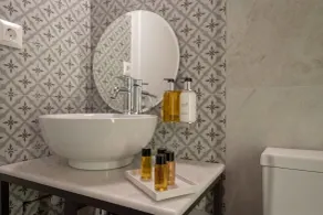 ATHENIAN YARD SUITES - Bathroom