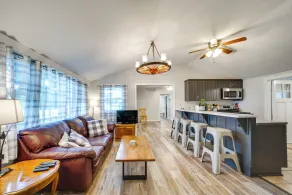 Walk to Beach & Lake: Idyllic Escape in Edinboro! - Innvendig