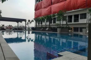 Elegant Studio Apartment at Gateway Park LRT JatibeningCity By Travelio - Piscina