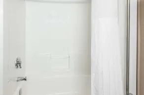 Ramada by Wyndham Moose Jaw - Bathroom