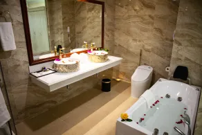 Thông Đỏ Hotel - Bathroom