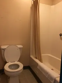 Red Maple Inn - Bathroom