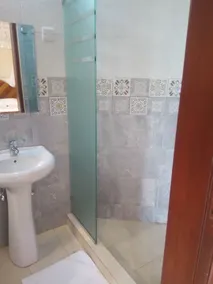 Emmaus Guesthouse Kampala - Bathroom