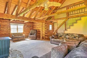 Rustic Zanesville Getaway w/ Expansive Yard! - Interiør
