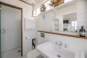 The Boathouse in Felixstowe Ferry - Stunning Waterfront Property - Bathroom