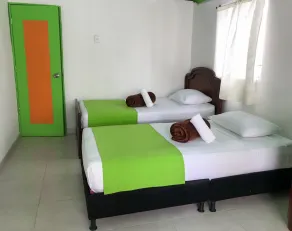 Chambre avec 1 lit double et 2 lits simples - Chambre