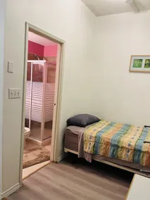 Moe's Suite Hotel - Zimmer