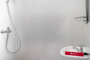 RedDoorz near Puri Indah Lippo Mall 2 - Badeværelse