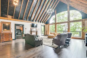 Upscale Getaway on Smith Lake w/ Boat Dock - Interiör