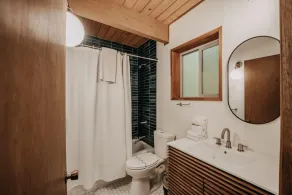 Glacier Springs Cabin 27 - A Private 2-story Pet-friendly Cabin Now With Wifi - Badrum