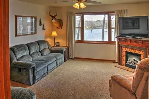 Cozy Balsam Lake Home: Deck, Private Dock + Kayaks - Innenbereich