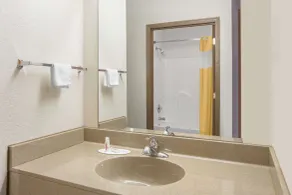 Days Inn by Wyndham Butler - Bathroom