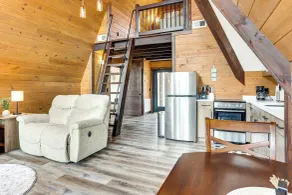 Hot Tub, Fire Pit, On-site Pond: Cozy Kenton Cabin - Interiör