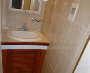 Bonanza Apartments - Bathroom
