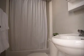 Vine Ridge Resort - Cottages - Bathroom