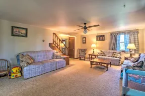 Mifflinburg Farmhouse w/ Deck: Family Friendly! - Innvendig