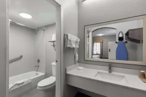 Baymont by Wyndham Mobile/Tillmans Corner - Salle de bain