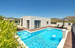 Beautiful Home in Split With 4 Bedrooms, Wifi and Outdoor Swimming Pool - Basseng