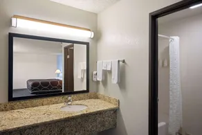 Super 8 by Wyndham Susanville - Salle de bain