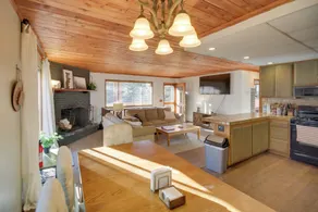 Peaceful & Idyllic Forest Cabin w/ Pool Table - Interiør