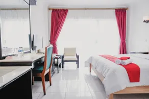 RedDoorz Plus near Pelabuhan Merak - Chambre